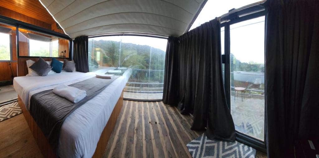 Postel nebo postele na pokoji v ubytování NYAST VALLEY RESORT, ARPORA