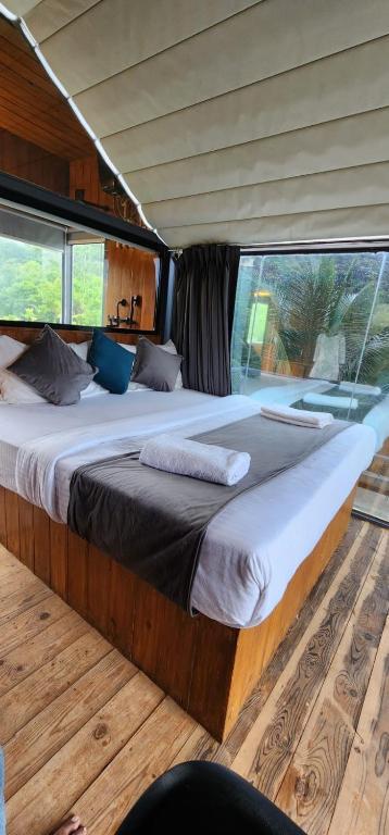 Postel nebo postele na pokoji v ubytování NYAST VALLEY RESORT, ARPORA