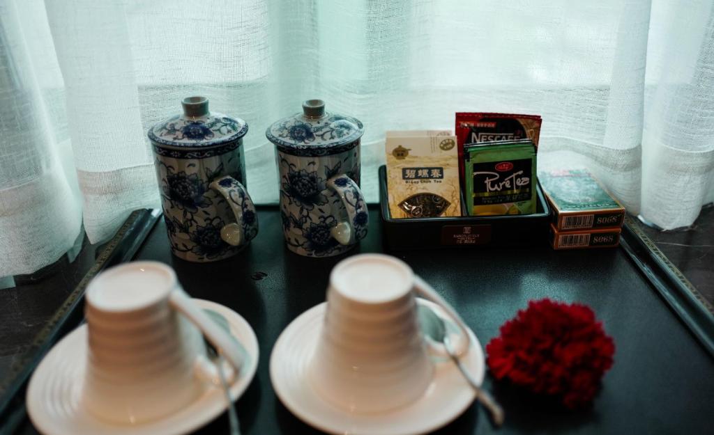 Příslušenství pro přípravu čaje a kávy v ubytování Yiwu Kasion Purey Hotel