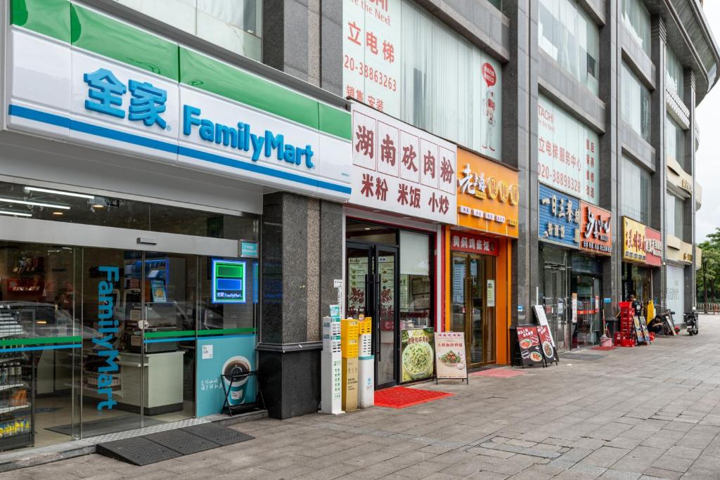 Supermarket nebo jiné obchody v  aparthotelu nebo okolí
