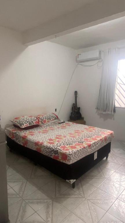 a bedroom with a bed in a room at Apartamento no centro in Jequié
