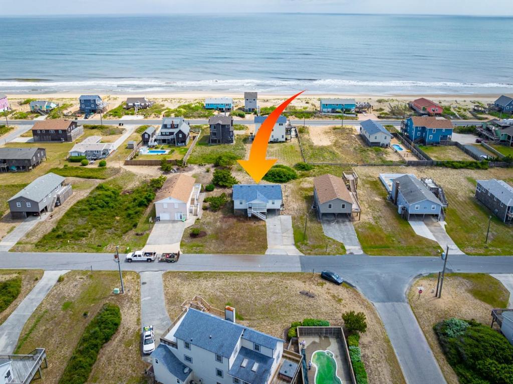 widok z powietrza na dom blisko oceanu w obiekcie Modern 3rd Row Cottage Hot Tub and Pet Friendly w mieście Kitty Hawk