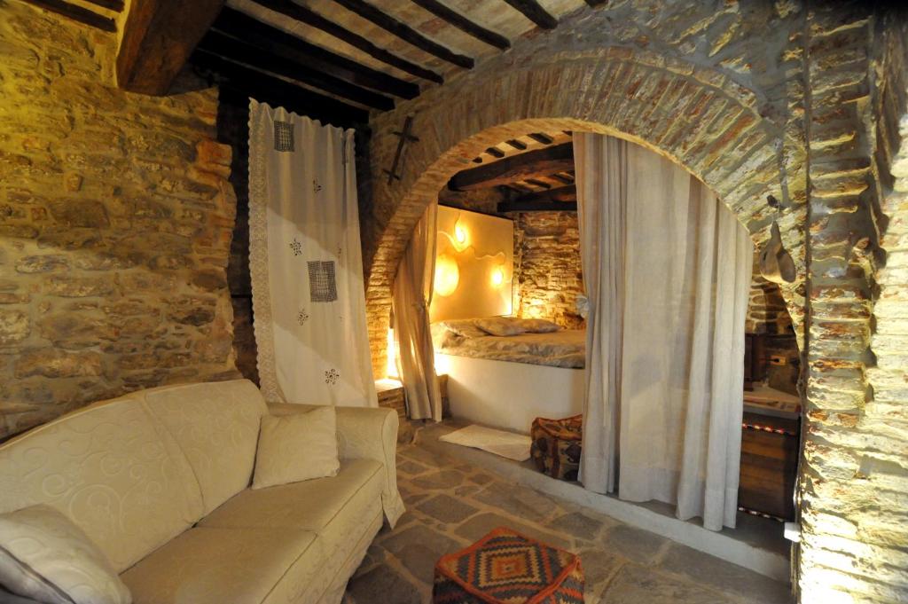 A seating area at La Casina Del Lillotatini