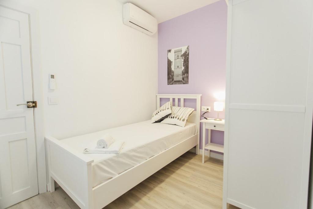 Łóżko lub łóżka w pokoju w obiekcie Colorful and diaphanous- 3Bd 1Bth - Peral