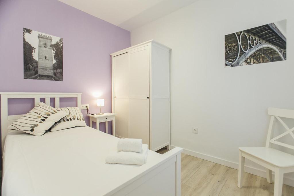 Łóżko lub łóżka w pokoju w obiekcie Colorful and diaphanous- 3Bd 1Bth - Peral