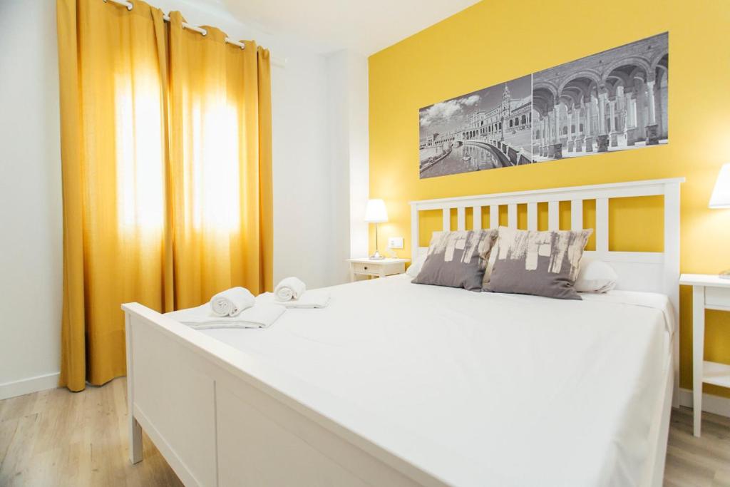 Łóżko lub łóżka w pokoju w obiekcie Colorful and diaphanous- 3Bd 1Bth - Peral