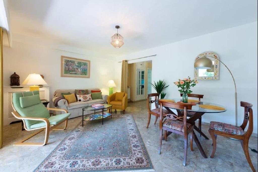 Posedenie v ubytovaní LE CARDIFF avec grand balcon, piscine et parking, un fabuleux appartement familial en basse Californie
