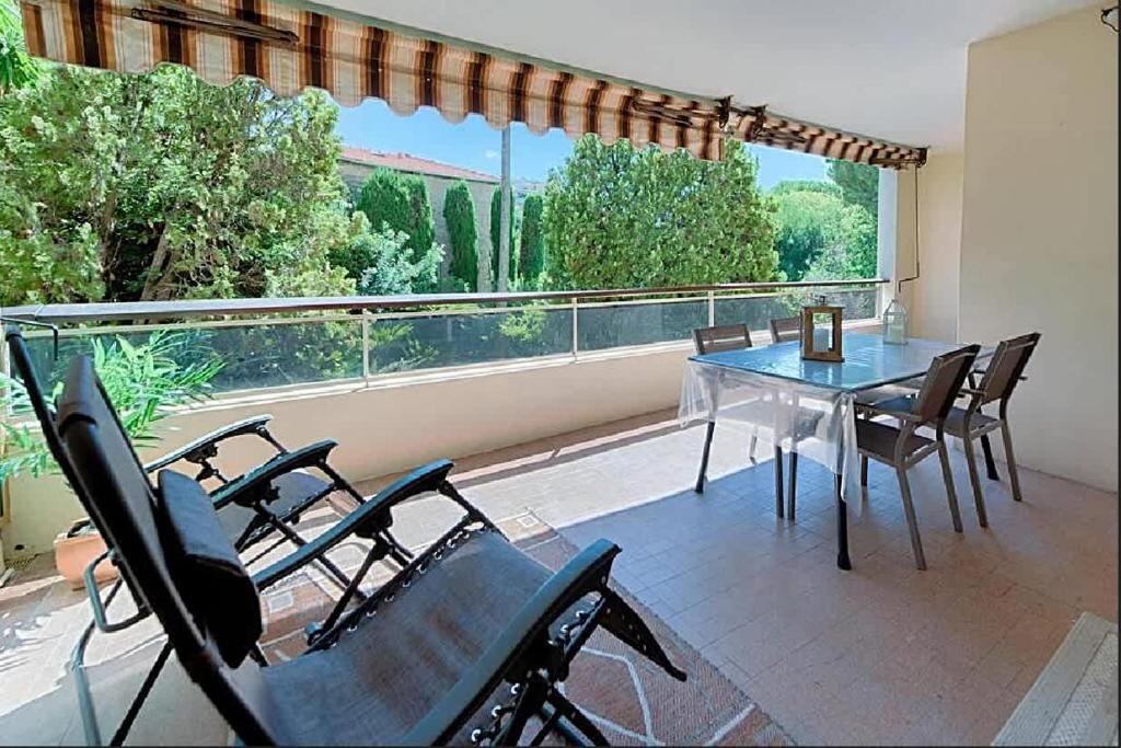 Balkón alebo terasa v ubytovaní LE CARDIFF avec grand balcon, piscine et parking, un fabuleux appartement familial en basse Californie
