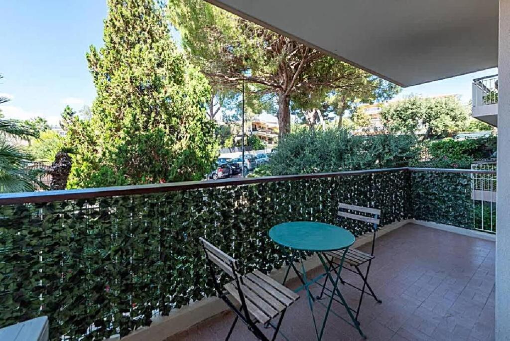 Balkón alebo terasa v ubytovaní LE CARDIFF avec grand balcon, piscine et parking, un fabuleux appartement familial en basse Californie