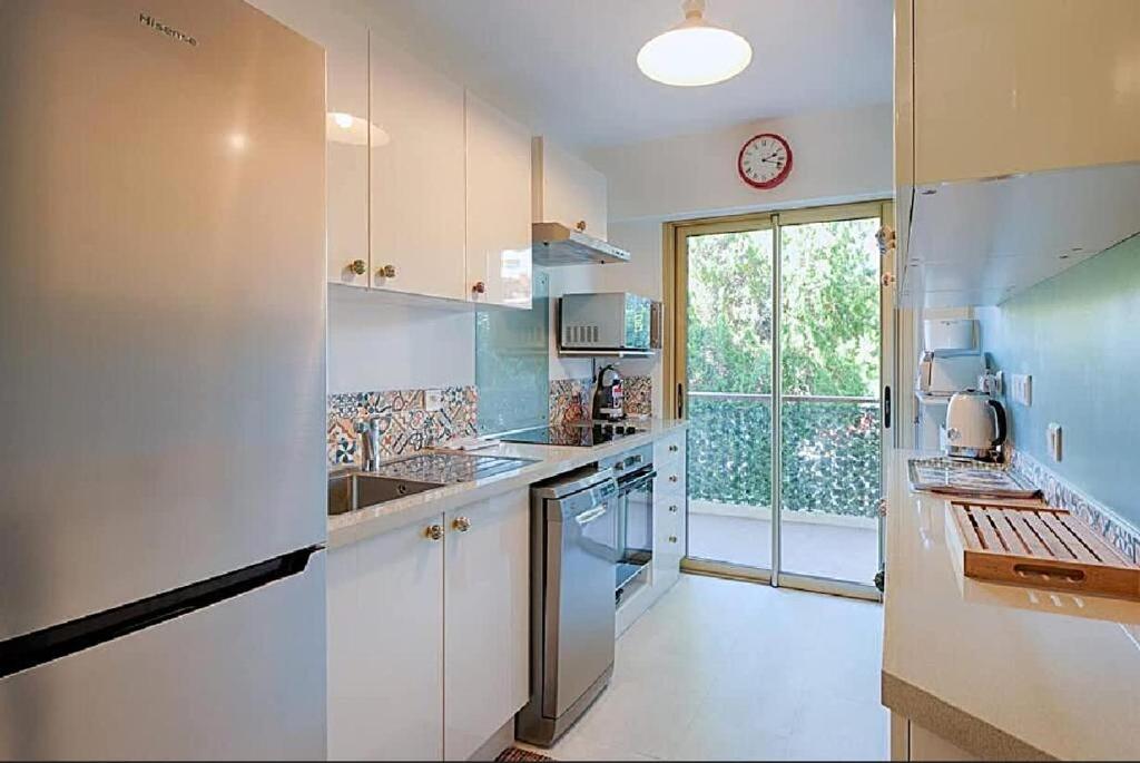 Kuchyňa alebo kuchynka v ubytovaní LE CARDIFF avec grand balcon, piscine et parking, un fabuleux appartement familial en basse Californie