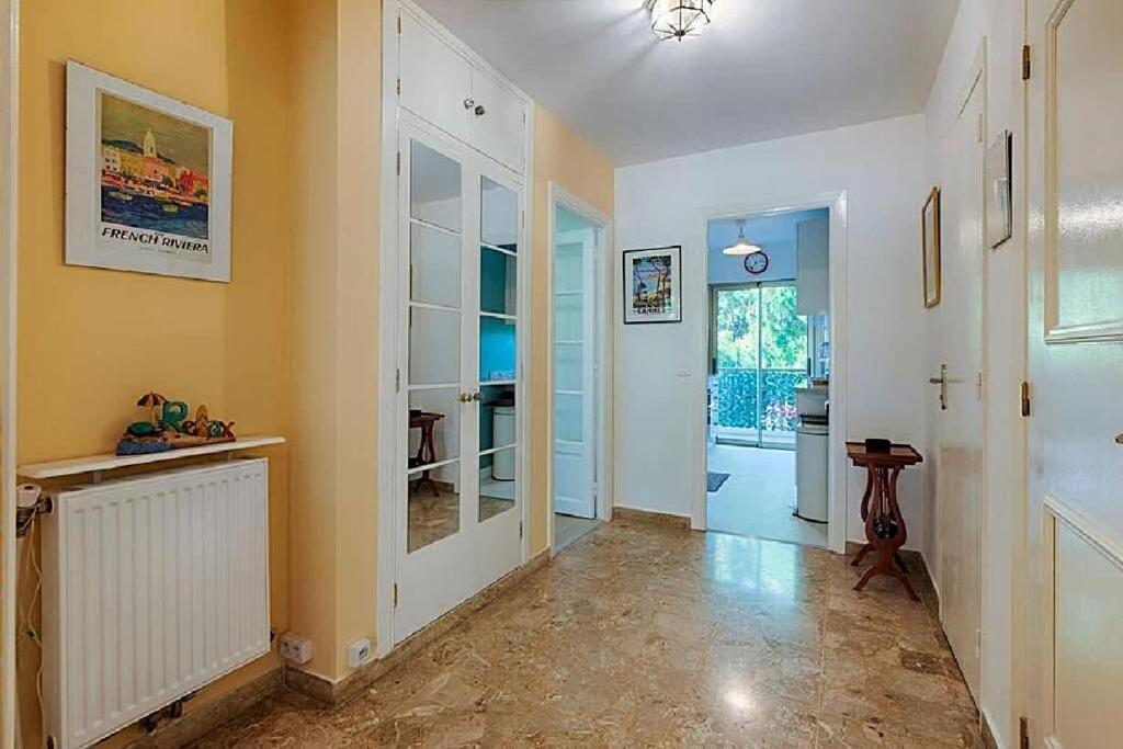 Kuchyňa alebo kuchynka v ubytovaní LE CARDIFF avec grand balcon, piscine et parking, un fabuleux appartement familial en basse Californie