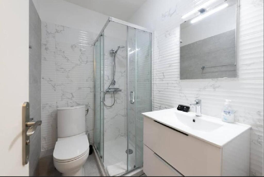 Kúpeľňa v ubytovaní LE CARDIFF avec grand balcon, piscine et parking, un fabuleux appartement familial en basse Californie
