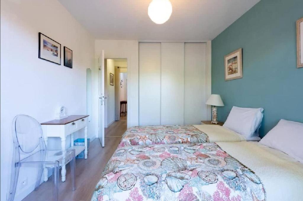 Posteľ alebo postele v izbe v ubytovaní LE CARDIFF avec grand balcon, piscine et parking, un fabuleux appartement familial en basse Californie