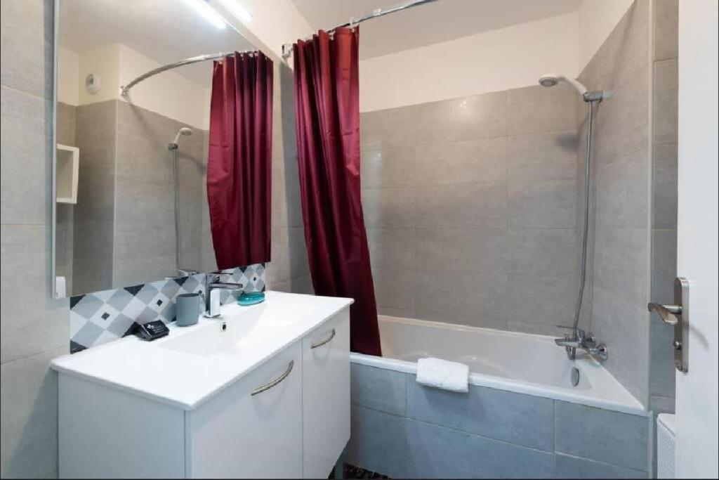 Kúpeľňa v ubytovaní LE CARDIFF avec grand balcon, piscine et parking, un fabuleux appartement familial en basse Californie