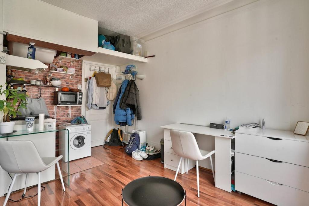 une cuisine avec une table et des chaises dans une pièce dans l'établissement Arc de Triomphe Studio, à Paris