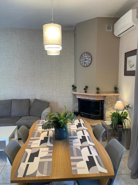 salon ze stołem i kanapą w obiekcie Sozopoli Hawaii Beach House w mieście Sozopoli