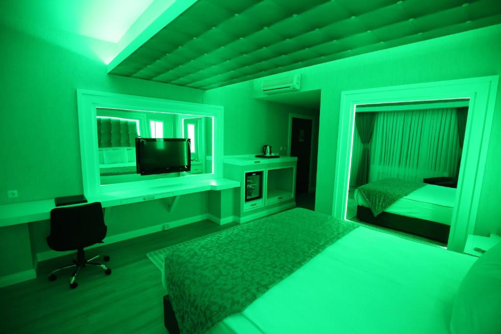 TV a/nebo společenská místnost v ubytování Seckin Hotel