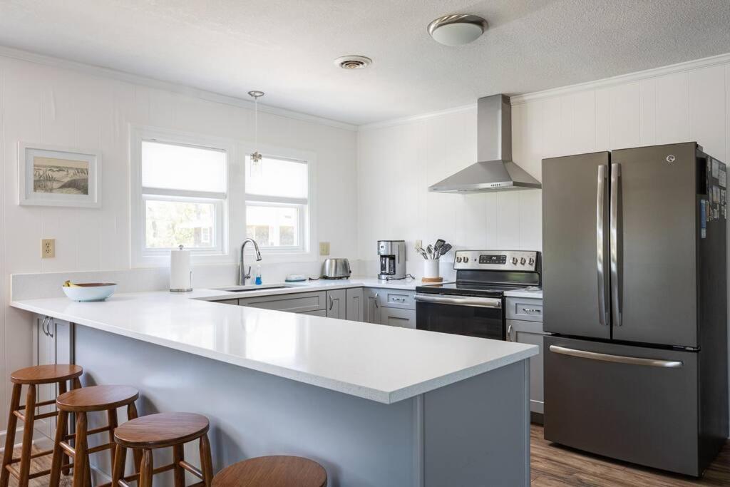 Η κουζίνα ή μικρή κουζίνα στο Cozy Nags Head Home Walkable to Beach with Hot Tub