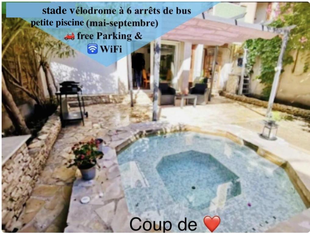 une photo d'une piscine dans une cour dans l'établissement Grand Soleil Vélodrome- Marseille, à Marseille