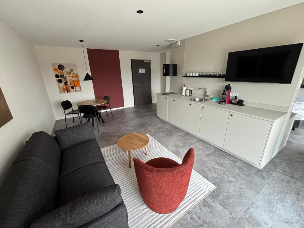 TV a/nebo společenská místnost v ubytování My Flats Studio Apartements - klimatisiert durch Tiefengeothermie - nahe Ravensburger Spieleland und Friedrichshafen