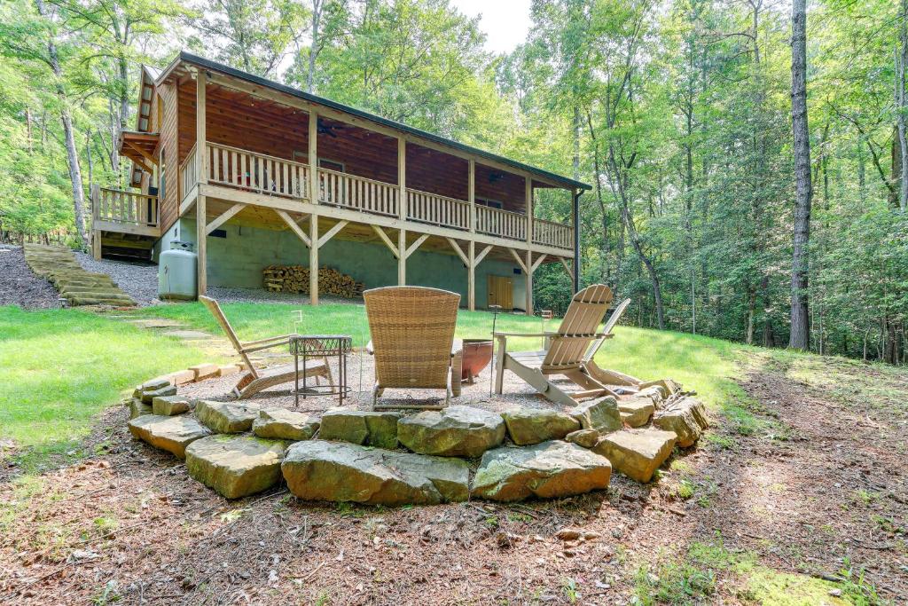 Zahrada ubytování 10 Mi to Main St Murphy Cabin with Covered Deck!