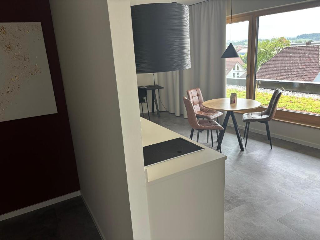 Posezení v ubytování My Flats Studio Apartements - klimatisiert durch Tiefengeothermie - nahe Ravensburger Spieleland und Friedrichshafen