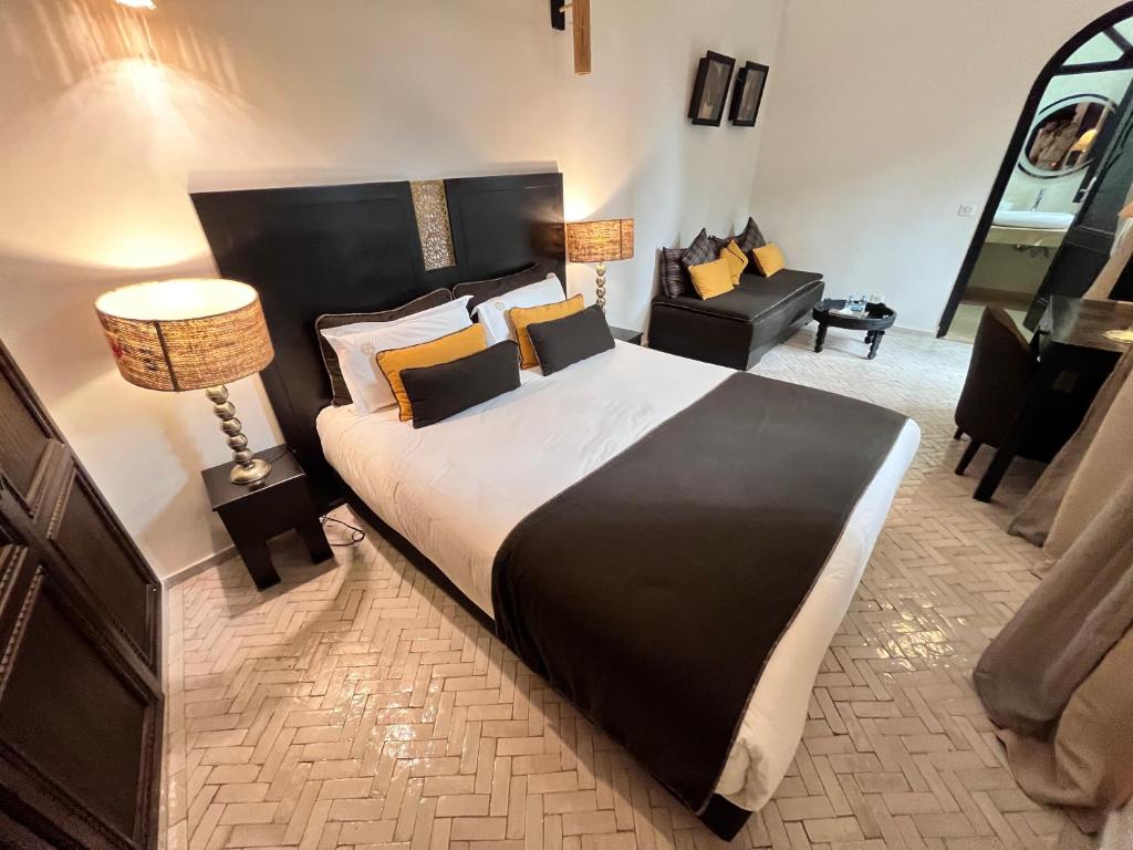 Postel nebo postele na pokoji v ubytování Riad Al Rimal & Spa
