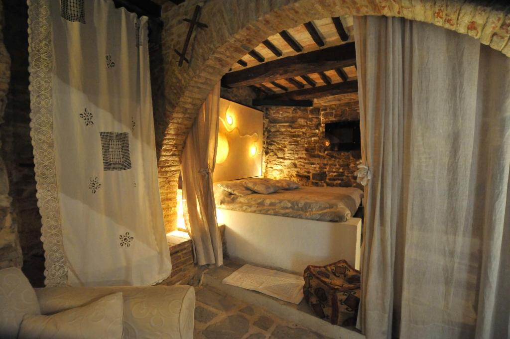 A bed or beds in a room at La Casina Del Lillotatini