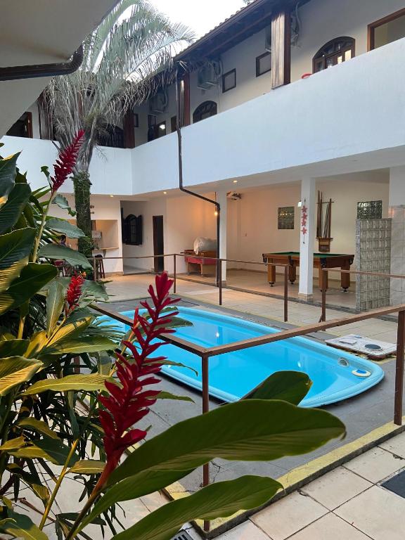 a pool in the middle of a building with plants at Cantinho da LAGO in Itacuruçá