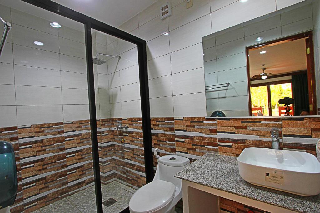 Koupelna v ubytování Harmony Hotel