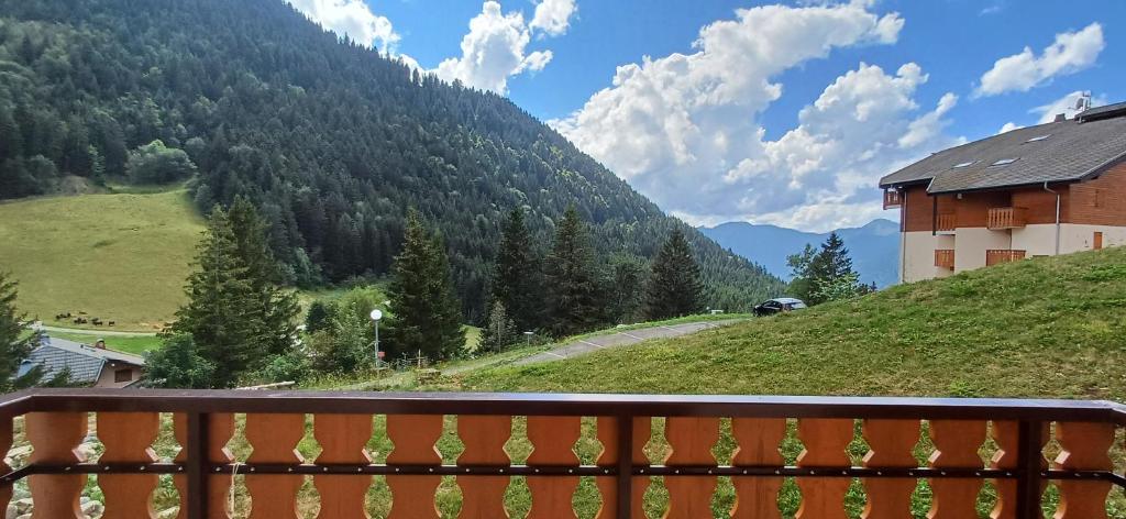 un banc sur une colline avec vue sur la montagne dans l'établissement Charmant F2 avec terrasse, un coin de paradis esprit montagnard, à Le Biot
