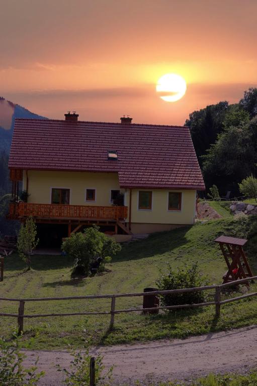 Východ nebo západ slunce při pohledu z apartmánu nebo okolí