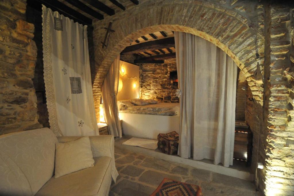 A seating area at La Casina Del Lillotatini