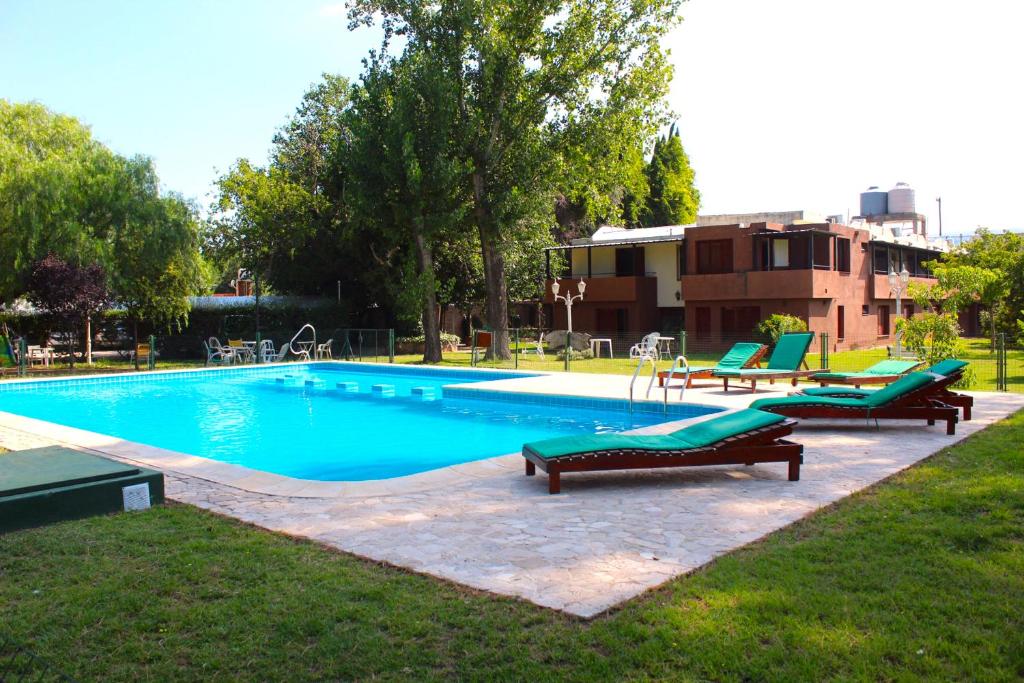 Los Robles في فيلا كورا بروشيرو: حمام سباحة مع كرسيين للاسترخاء وسيدكس سيدكس سيدكس سيدكس