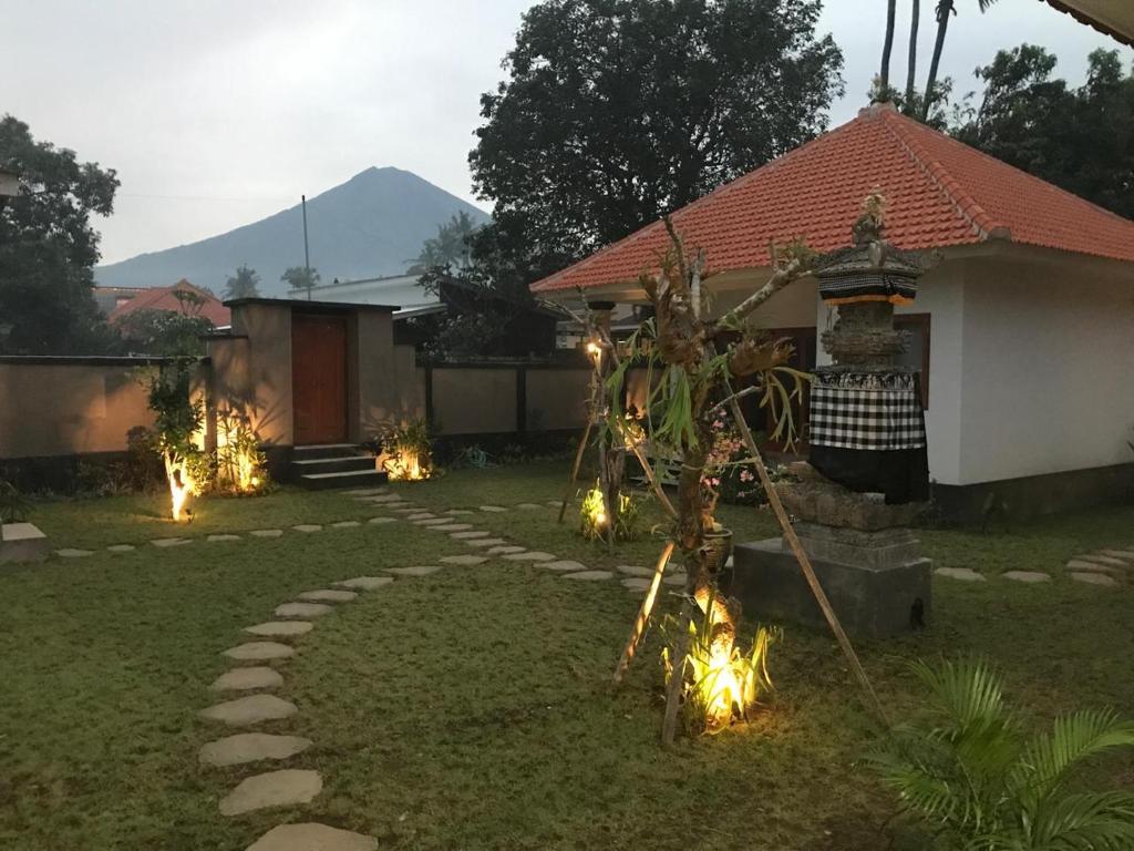 un jardin avec des lumières devant une maison dans l'établissement Rumah Asri Devarastra #1, à Amed