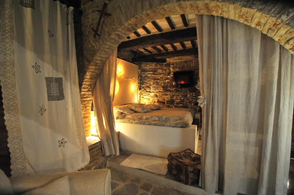 A bed or beds in a room at La Casina Del Lillotatini