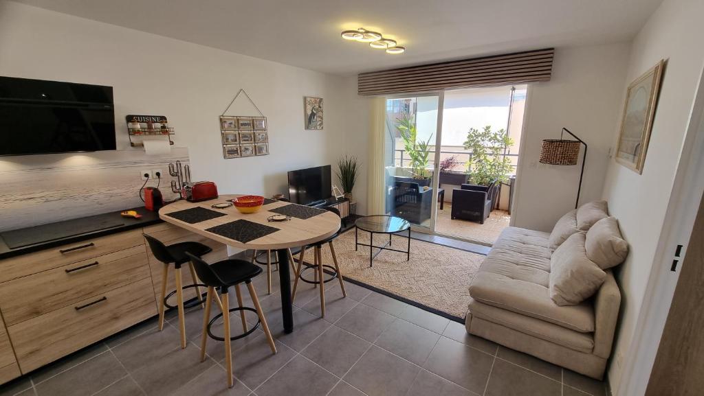 Photo de la galerie de l'établissement T2 Climatisé parking individuel 100m port vieux - L'escale des 3 Secs, à La Ciotat