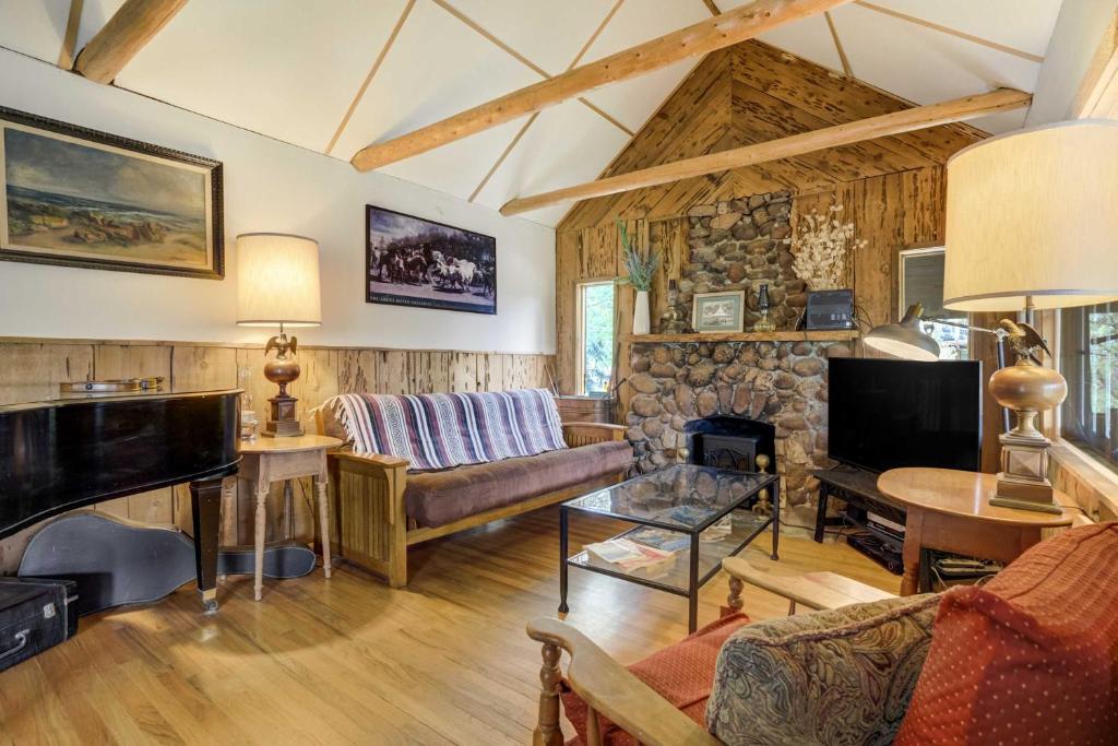 Χώρος καθιστικού στο Fallsview Cabin Forest Escape w Rustic Charm