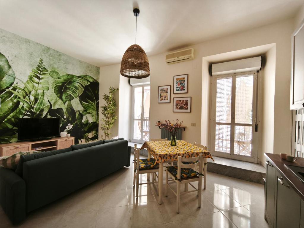 una sala de estar con un sofá y una mesa en Casa di Maddalena, en Barletta