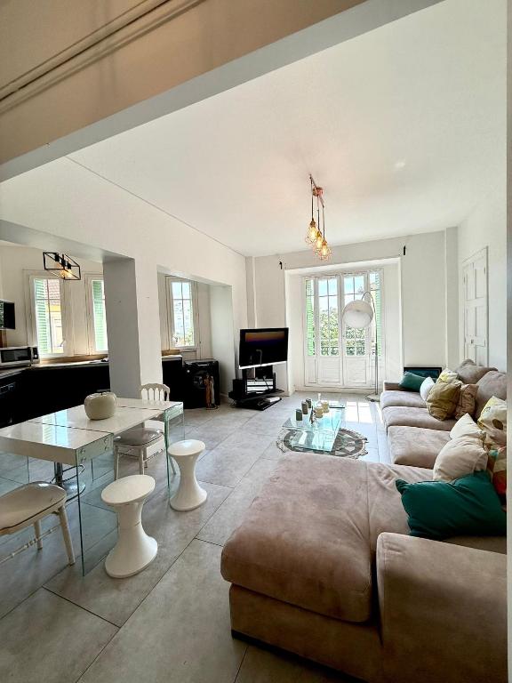 un salon avec un canapé et une table dans l'établissement Appartement proche palais, à Cannes