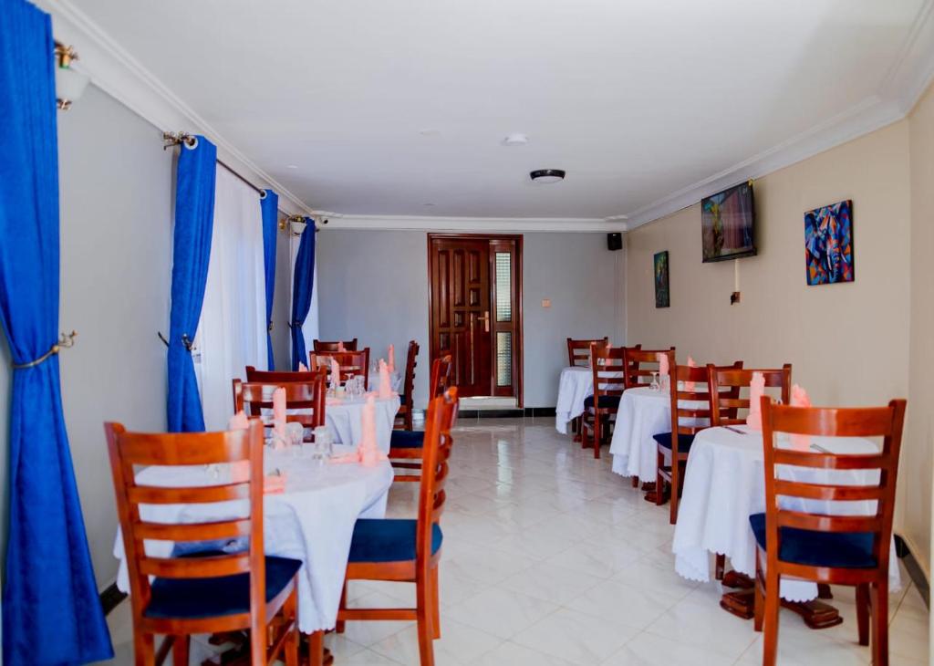 Posezení v ubytování Nesa Resort Kampala