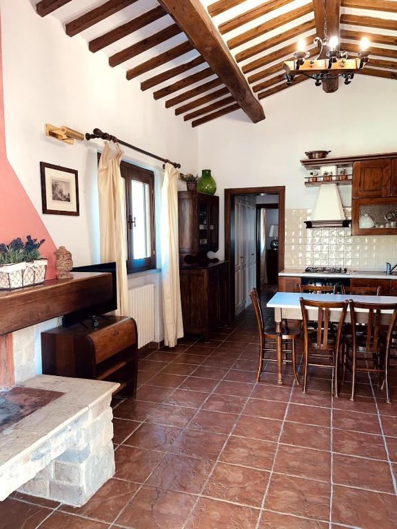 a kitchen and dining room with a table and chairs at VillAmato Casa Vacanze ULIVO in Arezzo