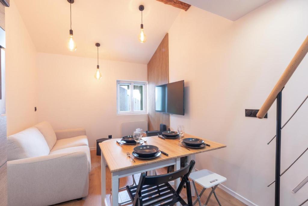 un salon avec une table et un canapé dans l'établissement Charmant duplex en hyper-centre, à Chambéry