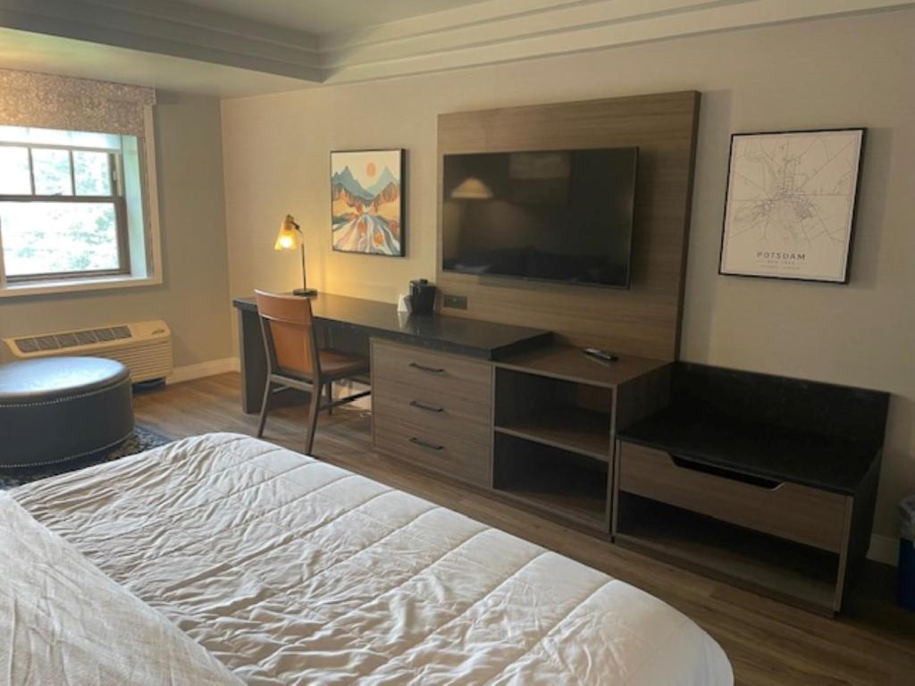 Postel nebo postele na pokoji v ubytování Best Western Potsdam University Park Inn