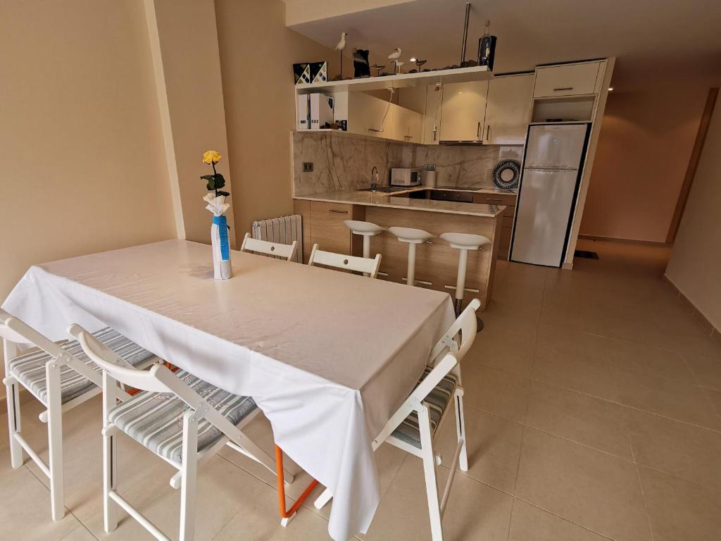 Kuchyňa alebo kuchynka v ubytovaní Apartamento ideal en Llançà: Terraza, parking y cerca de la playa - ES-89-87