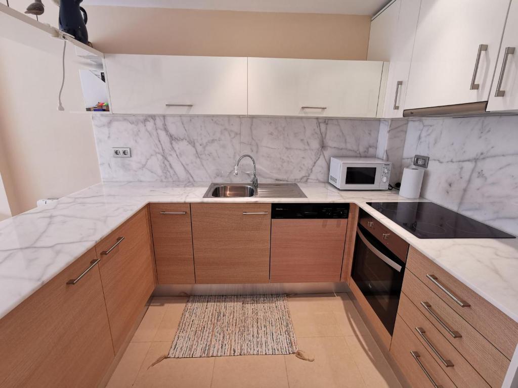 Kuchyňa alebo kuchynka v ubytovaní Apartamento ideal en Llançà: Terraza, parking y cerca de la playa - ES-89-87