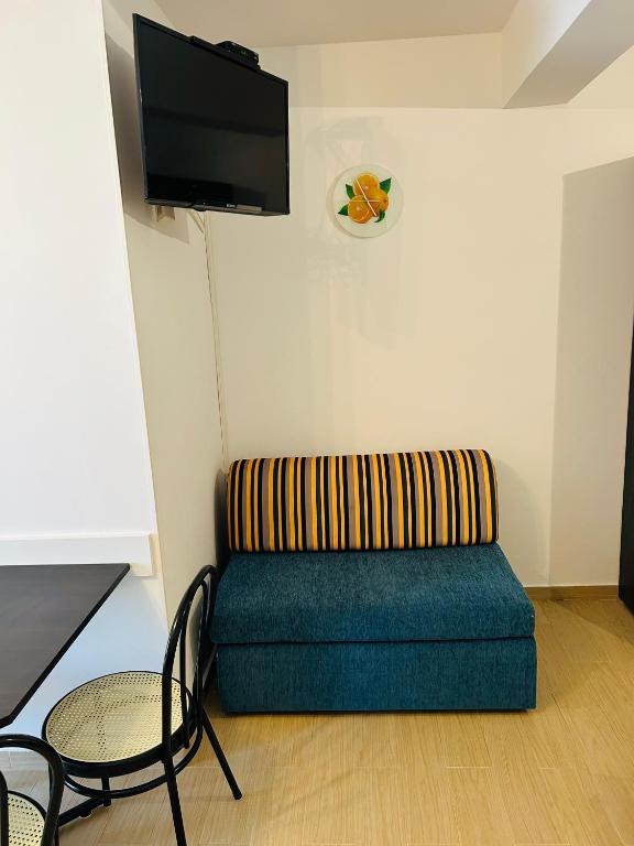 Televízia a/alebo spoločenská miestnosť v ubytovaní Apartmani Lovrenčić