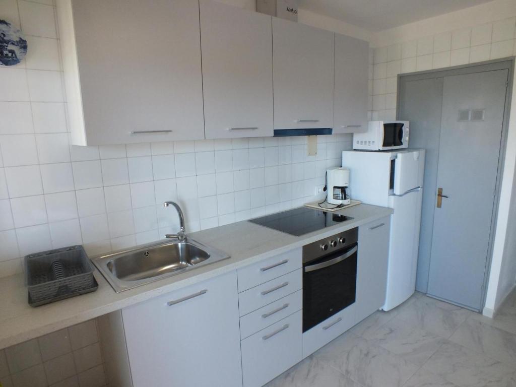 Kuchyň nebo kuchyňský kout v ubytování Hermoso apartamento renovado para 4 pers. con parking privado en Roses - ES-204-11