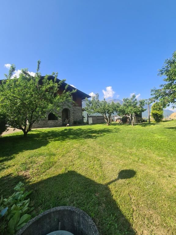 a yard with a house in the background at casa vacanze LA CA Del Cunfec in Sondrio