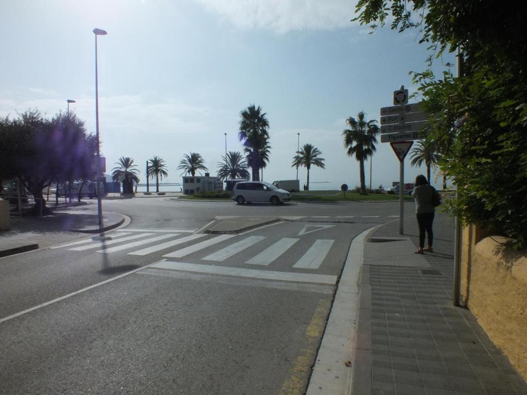 Fotografia z galérie ubytovania Bonito apartamento de 2 habitaciones en Roses con estacionamiento, aire acondicionado, cerca del centro y de la playa - ES-204-46 v destinácii Roses